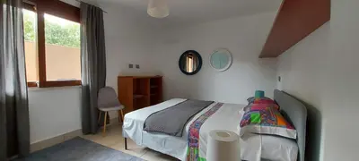 Letto o letti in una camera di Villa Luigi a Poggio dei Pini, alloggio con giardino e posto auto