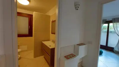 Bagno di Villa Luigi a Poggio dei Pini, alloggio con giardino e posto auto