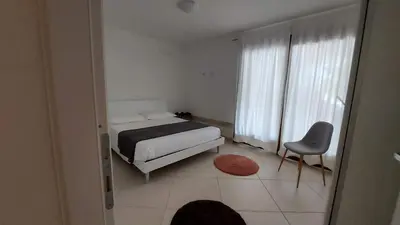 Letto o letti in una camera di Villa Luigi a Poggio dei Pini, alloggio con giardino e posto auto
