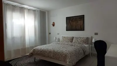 Letto o letti in una camera di Villa Luigi a Poggio dei Pini, alloggio con giardino e posto auto