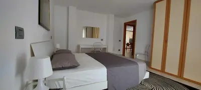 Letto o letti in una camera di Villa Luigi a Poggio dei Pini, alloggio con giardino e posto auto