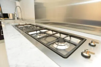 Cucina o angolo cottura di IzzHome Dsign