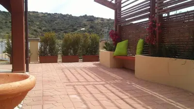 Vista generica sulle montagne o vista sulle montagne dall'interno della casa vacanze