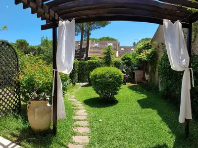 Giardino di Villetta con giardino immersa nel verde a 150mt dal mare