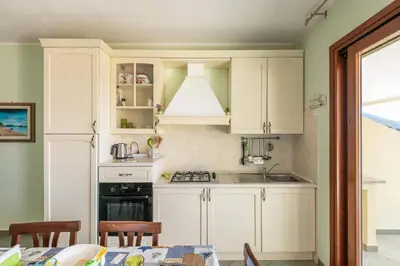 Cucina o angolo cottura di casa con vista a Chia