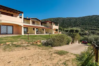 Vista generica sulle montagne o vista sulle montagne dall'interno della casa vacanze