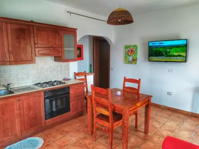 Cucina o angolo cottura di Casa SERENAS, a 5 minuti dal mare con parcheggio, clima e tutto il necessario per la tua vacanza in relax