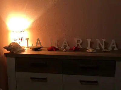 Certificato, attestato, insegna o altro documento esposto da La marina