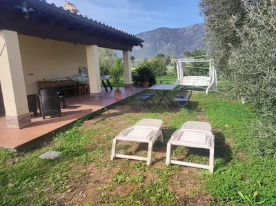 Vista generica sulle montagne o vista sulle montagne dall'interno della casa vacanze