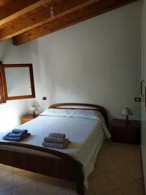 Letto o letti in una camera di COTTAGE SU MERTI country