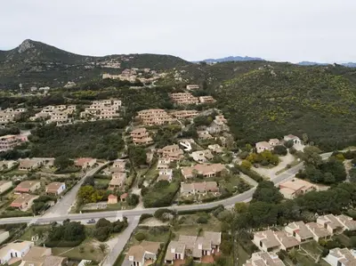 Vista generica sulle montagne o vista sulle montagne dall'interno della villa