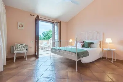 Letto o letti in una camera di Villa Bellavista con piscina privata, vista mare vicino a Villasimius