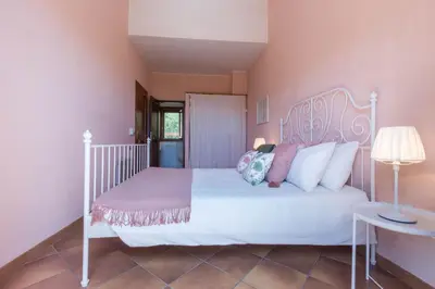 Letto o letti in una camera di Villa Bellavista con piscina privata, vista mare vicino a Villasimius