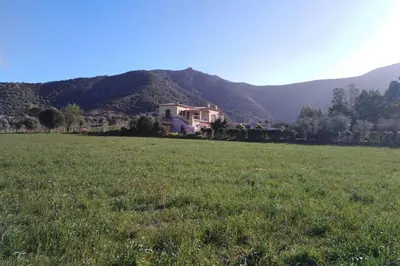 Vista generica sulle montagne o vista sulle montagne dall'interno dell'agriturismo