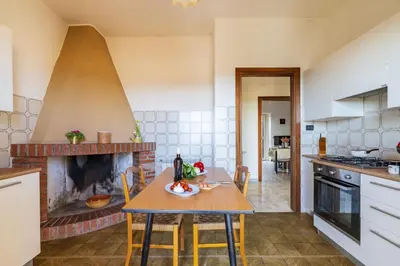 Cucina o angolo cottura di SANTA MARIA NAVARRESE CON GIARDINO E VISTA MARE