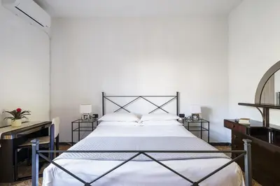 Letto o letti in una camera di SANTA MARIA NAVARRESE CON GIARDINO E VISTA MARE
