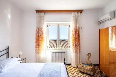 Letto o letti in una camera di SANTA MARIA NAVARRESE CON GIARDINO E VISTA MARE