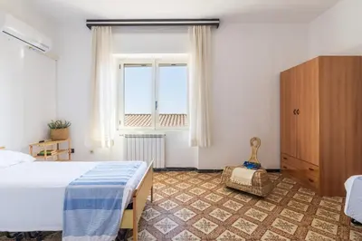 Letto o letti in una camera di SANTA MARIA NAVARRESE CON GIARDINO E VISTA MARE