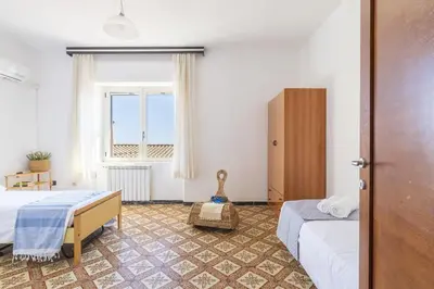 Letto o letti in una camera di SANTA MARIA NAVARRESE CON GIARDINO E VISTA MARE