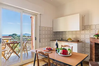 Cucina o angolo cottura di SANTA MARIA NAVARRESE CON GIARDINO E VISTA MARE