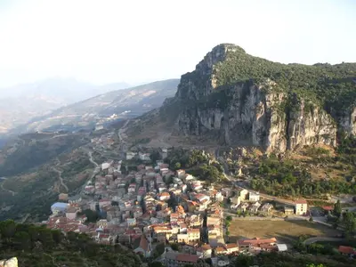 Vista generica sulle montagne o vista sulle montagne dall'interno dell'appartamento