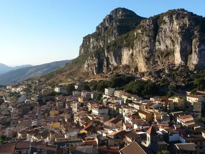 Vista generica sulle montagne o vista sulle montagne dall'interno dell'appartamento