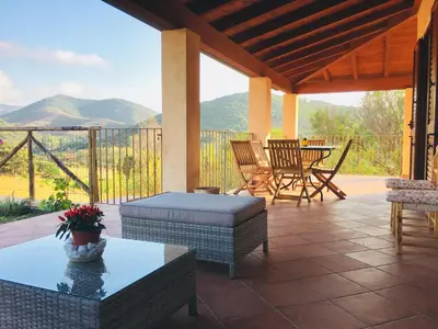 Vista generica sulle montagne o vista sulle montagne dall'interno della villa