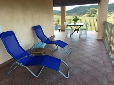 Vista generica sulle montagne o vista sulle montagne dall'interno della villa