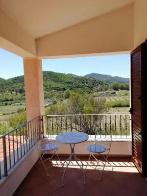 Vista generica sulle montagne o vista sulle montagne dall'interno della villa