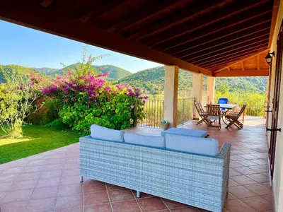 Vista generica sulle montagne o vista sulle montagne dall'interno della villa