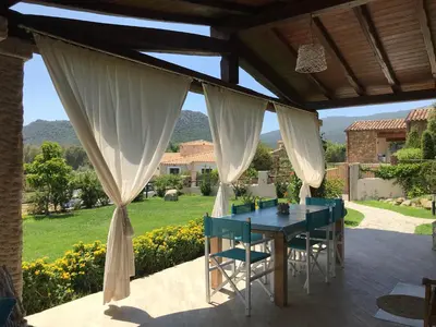 Vista generica sulle montagne o vista sulle montagne dall'interno della villa