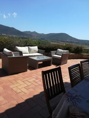 Vista generica sulle montagne o vista sulle montagne dall'interno della casa vacanze