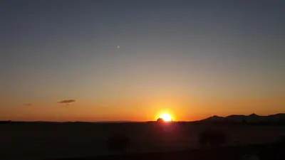 Alba o tramonto visti dall'interno dell'affittacamere o dai dintorni