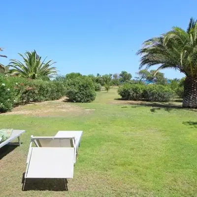 Costa Rei Villa in Prima Fila Mare con Ampio Giardino