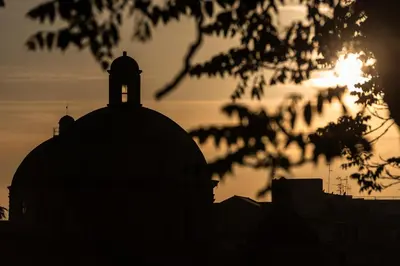 Alba o tramonto visti dall'interno dell'affittacamere o dai dintorni