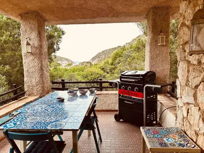 Vista generica sulle montagne o vista sulle montagne dall'interno della villa