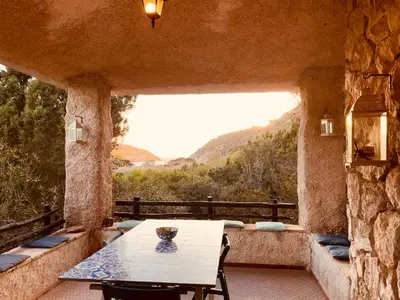 Vista generica sulle montagne o vista sulle montagne dall'interno della villa