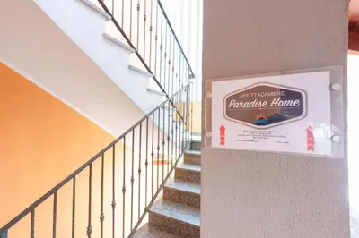 Certificato, attestato, insegna o altro documento esposto da Paradise Home