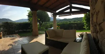 Vista generica sulle montagne o vista sulle montagne dall'interno della villa