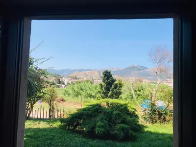 Vista generica sulle montagne o vista sulle montagne dall'interno della casa vacanze