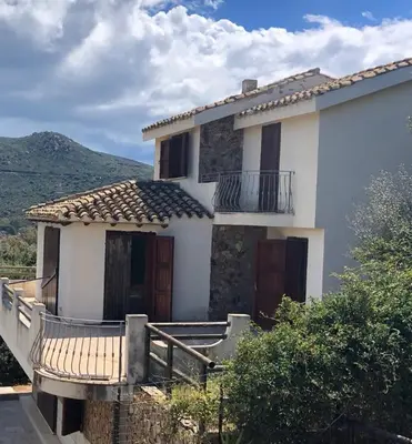 Vista generica sulle montagne o vista sulle montagne dall'interno della casa vacanze