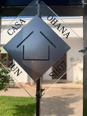 Certificato, attestato, insegna o altro documento esposto da Casa Ohana