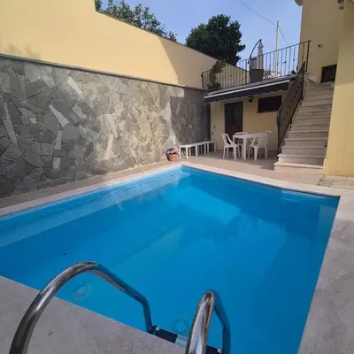 Piscina di exclusive use swimming pool available from 1May to 30 October o nelle vicinanze