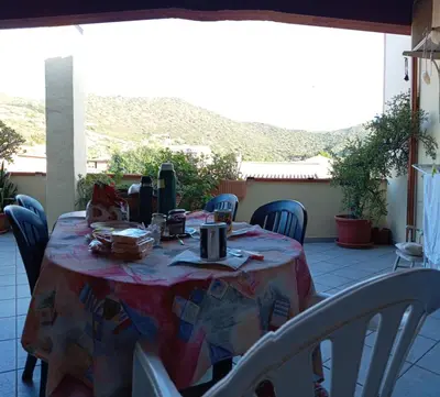 Vista generica sulle montagne o vista sulle montagne dall'interno del bed & breakfast