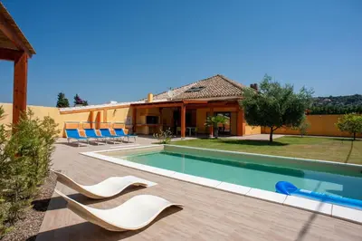 Piscina di Villa Chloe o nelle vicinanze