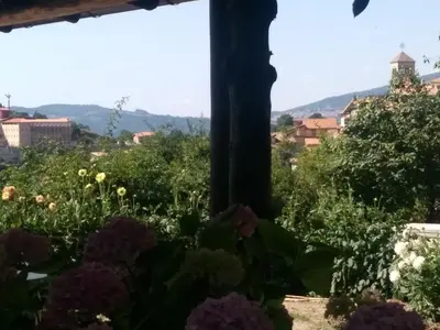 Vista generica sulle montagne o vista sulle montagne dall'interno dell'appartamento