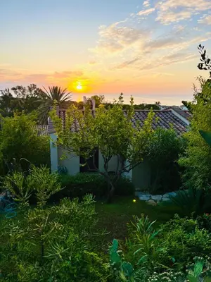 Alba o tramonto visti dall'interno della villa o dai dintorni