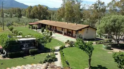 Vista generica sulle montagne o vista sulle montagne dall'interno dell'agriturismo
