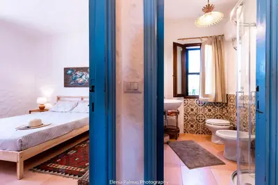 Letto o letti in una camera di su mari su entu Isola di Sant'Antioco villa con accesso diretto al mare
