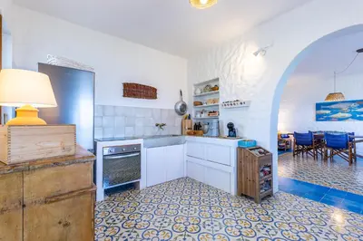 Cucina o angolo cottura di su mari su entu Isola di Sant'Antioco villa con accesso diretto al mare